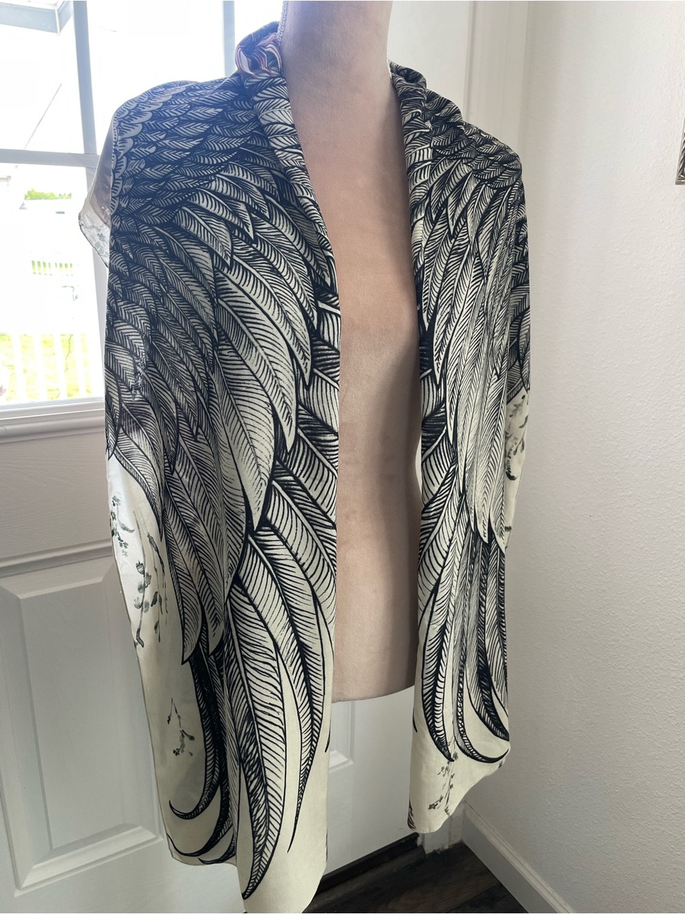 Black & Cream Feather-Print Scarf Wrap - Unbranded